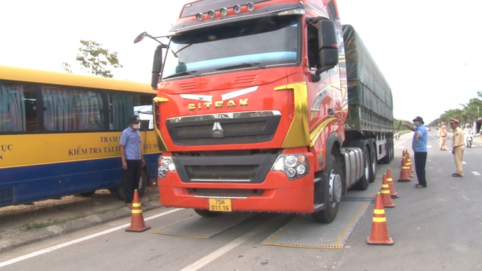 Lực lượng chức năng tỉnh Thừa Thiên - Huế siết chặt kiểm tra, đảm bảo không xảy ra tình trạng xe cơi nới.