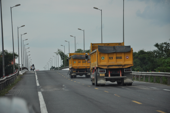 Tuyến QL1 qua phường Vĩnh Điện luôn có mật độ xe ben chở cát sỏi, đất đá, vật liệu xây dựng lưu thông cao.
