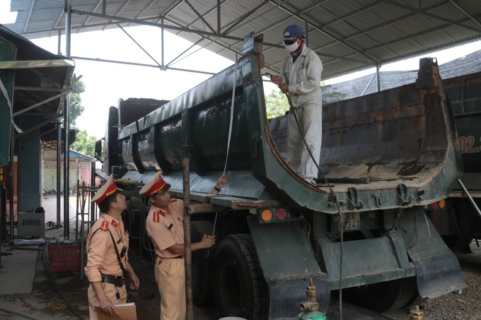 Lực lượng CSGT Tuyên Quang giám sát việc cắt bỏ phần thành thùng cơi nới 
