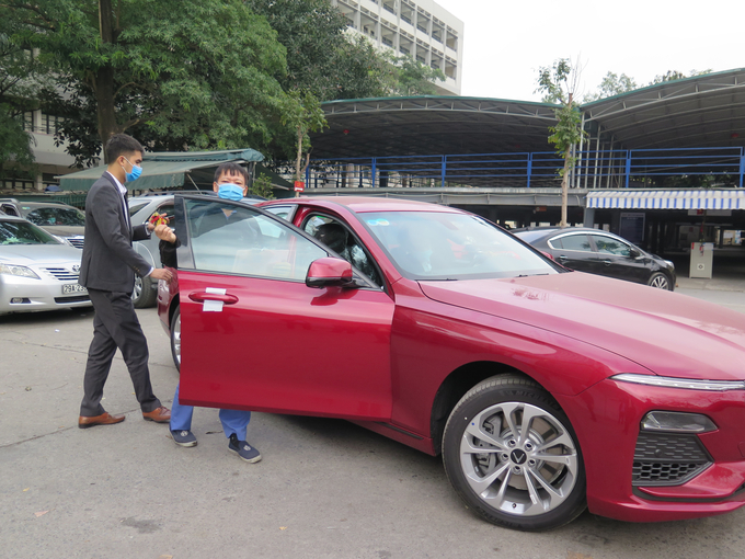 Xe ô tô con vào kiểm định tại Trung tâm Đăng kiểm xe cơ giới 29-03V Hà Nội.