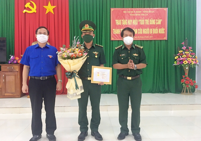 Vì hành động dũng cảm, Trung úy Nguyễn Văn Hòa được Trung ương Đoàn TNCS Hồ Chí Minh trao tặng Huy hiệu 