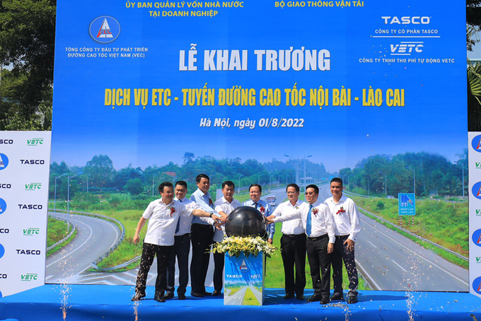 Các đại biểu thực hiện nghi thức khai trương hệ thống ETC tại cao tốc Nội Bài – Lào Cai.