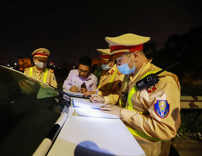 Cán bộ, chiến sỹ Phòng CSGT Công an Bắc Ninh lập biên bản lái xe vi phạm.