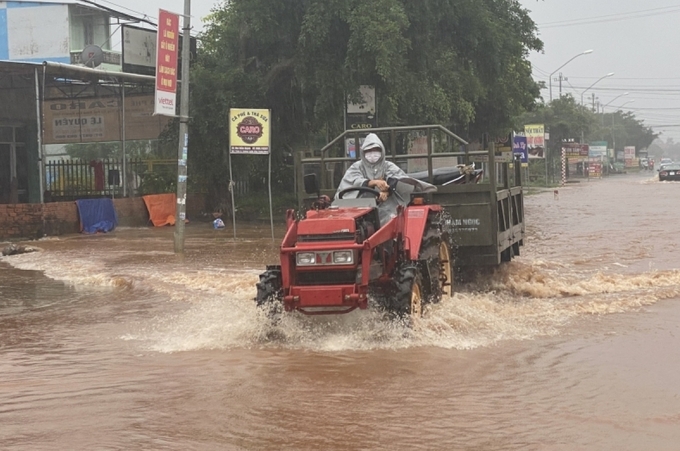 Một đoạn tuyến QL27 qua huyện Cư Kuin, tỉnh Đắk Lắk bị ngập nặng do mưa lớn