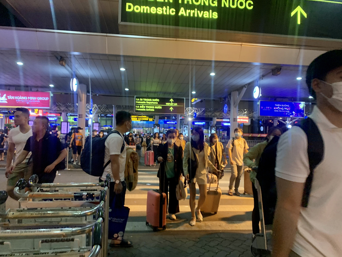 Tình trạng bát nháo tại sân bay Tân Sơn Nhất về đêm đang khiến người dân bức xúc