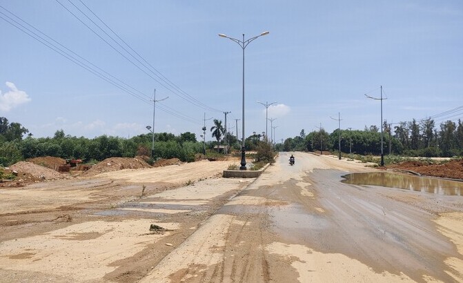 Lạ lùng dự án đường 9,6km ở Quảng Ngãi thi công 8 năm chưa xong - Ảnh 1.