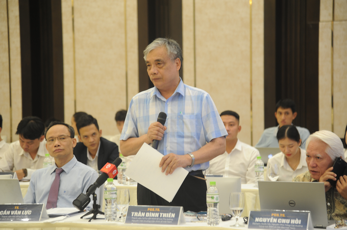 PGS.TS Trần Đình Thiên chia sẻ ý kiến về phát triển đô thị ven biển tại Hội thảo