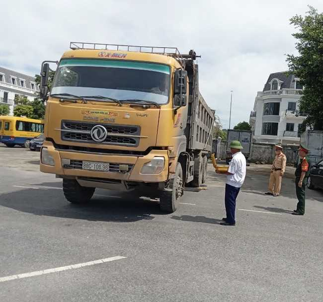  Các lực lượngchức năng tỉnh Quảng Ninh kiểm tra, xử lý xe quá khổ, quá tải và đảm bảo TTATGT.