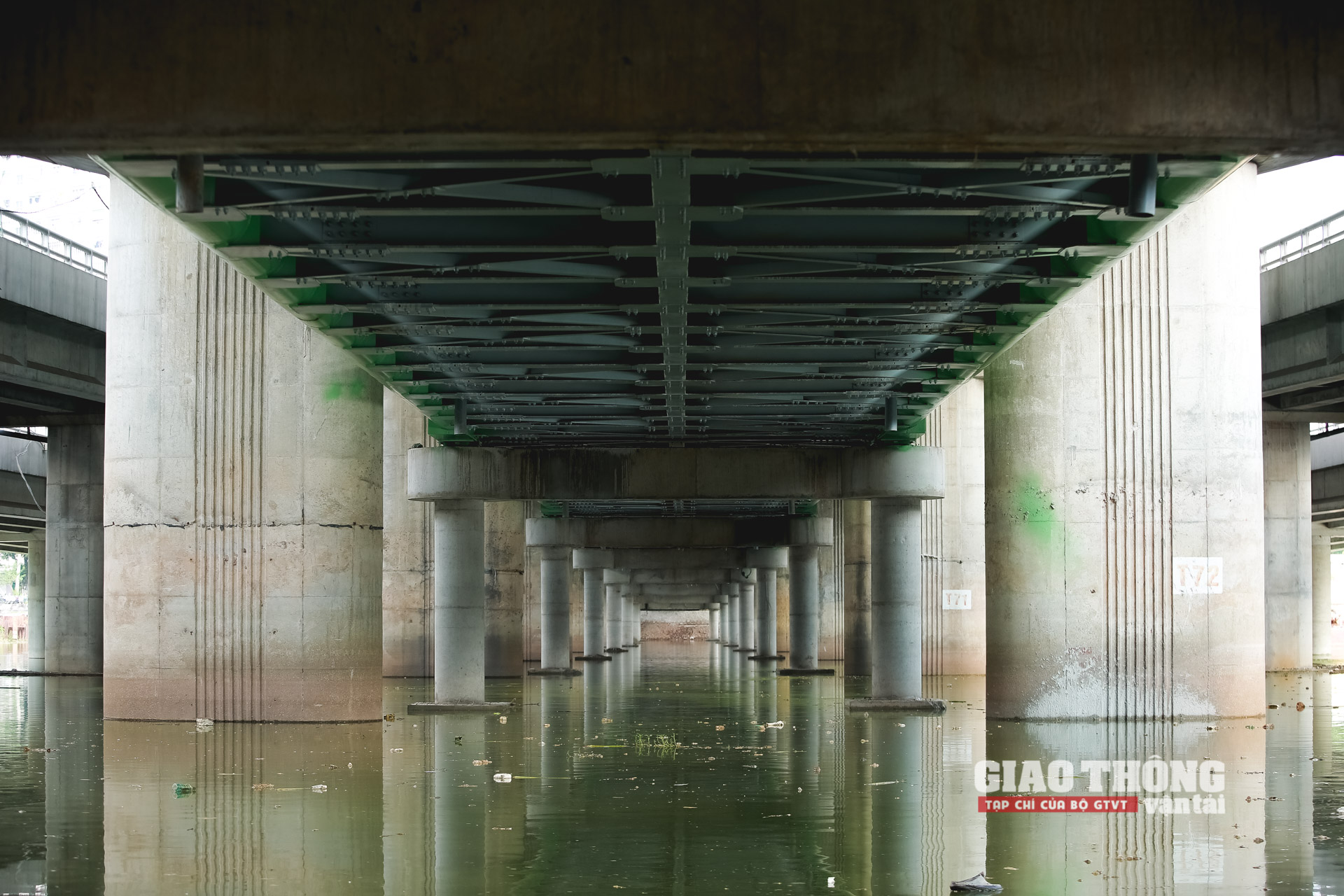 Cầu vòm thép vượt hồ Linh Đàm có dầm, lan can làm bằng sắt hai bên. Hệ thống chịu lực chính của cầu là 2 dàn thép được thiết kế cách điệu dạng hình vòm. Cầu có tổng chiều dài 297,2m mặt cắt ngang rộng 7,5m, bề rộng phần xe chạy là 6m