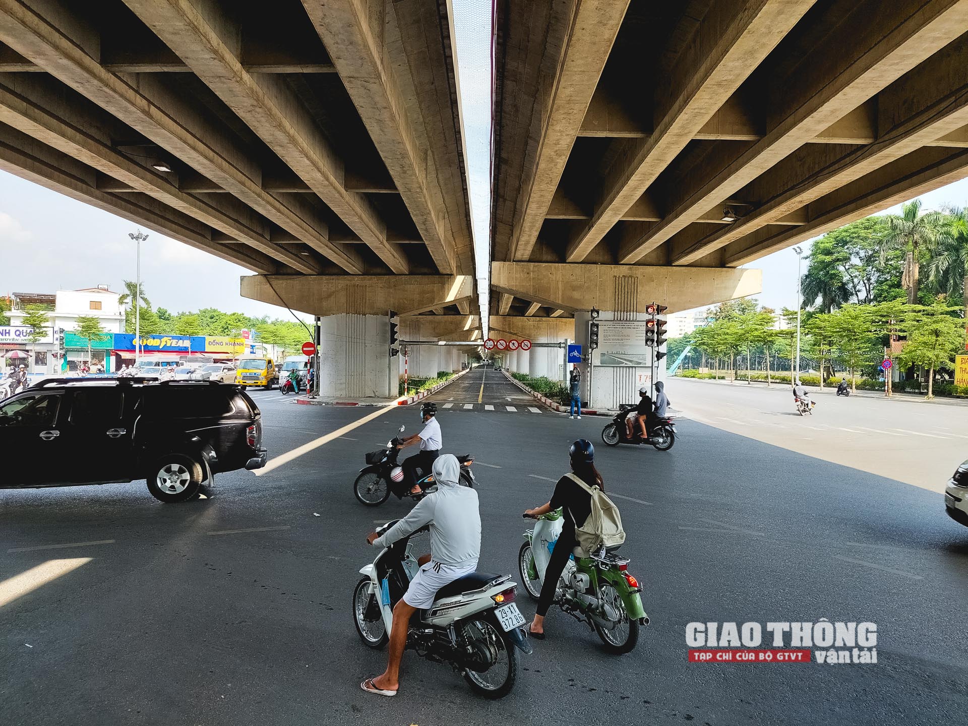 Đường xe máy dưới gầm vành đai 3 trên cao đoạn qua ngã tư Nghiêm Xuân Yêm - Nguyễn Hữu Thọ