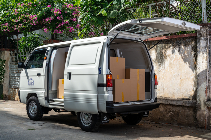 Suzuki Blind Van có thiết kế thùng hàng linh hoạt và tiện dụng, với 3 lối ra vào để giao nhận hàng.