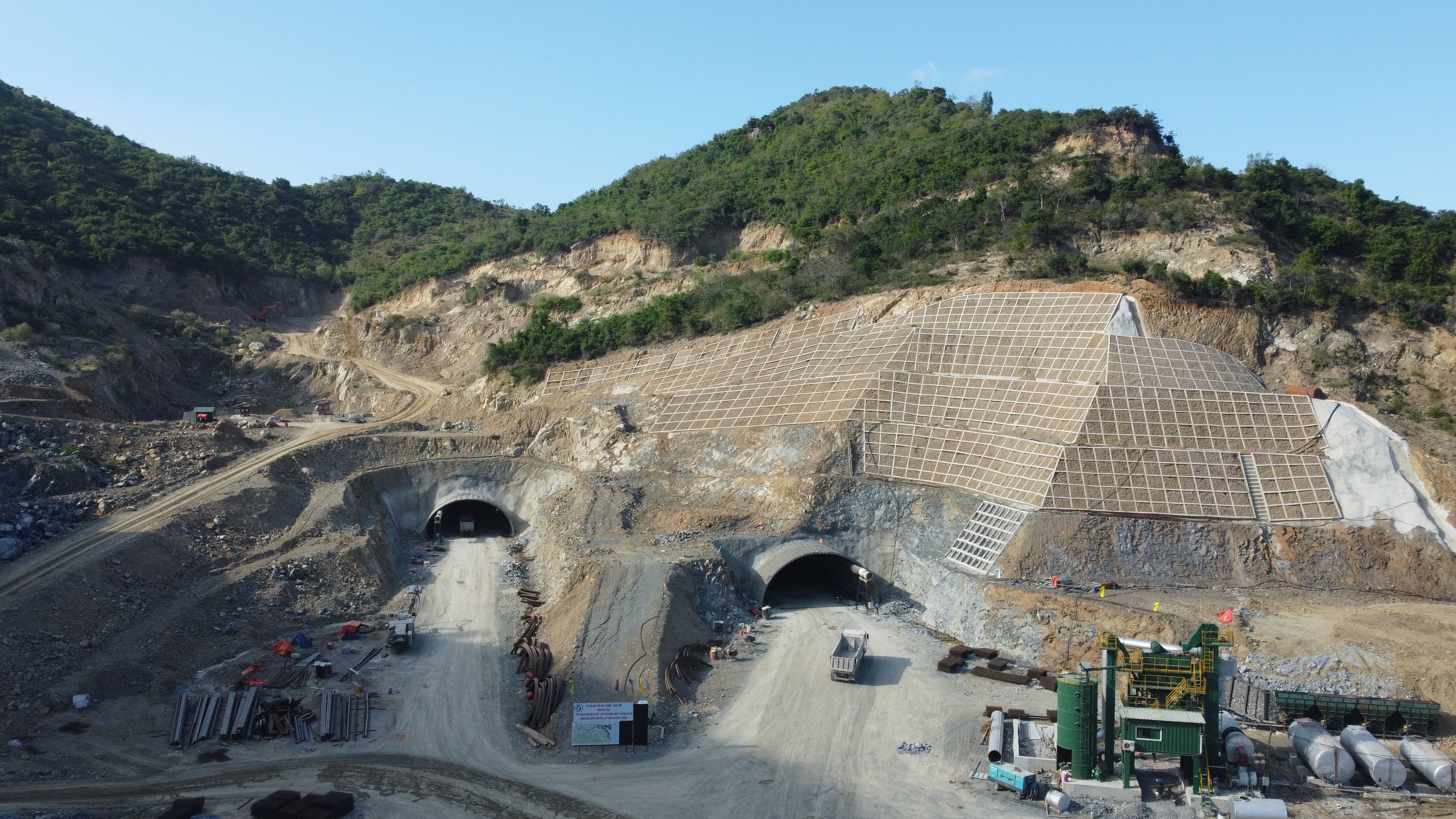 Cao tốc Nha Trang - Cam Lâm hiện đạt sản lượng 39,3% giá trị hợp đồng, đáp ứng kế hoạch. Dự án có chiều dài hơn 49km thuộc tỉnh Khánh Hòa, tổng mức đầu tư hơn 7.600 tỷ đồng, được đầu tư theo hình thức PPP, hợp đồng BOT