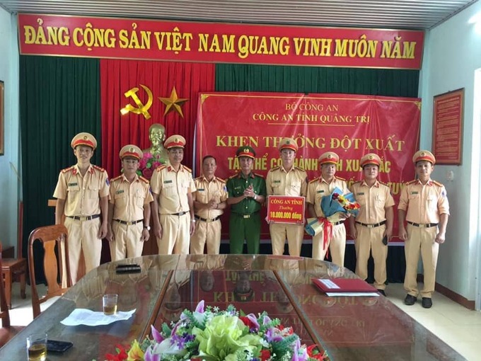Lãnh đạo Công an tỉnh Quảng Trị khen thưởng, động viên tổ công tác thuộc Phòng CSGT Công an tỉnh sau thành tích bắt giữ đối tượng vận chuyển 2kg ma tuý