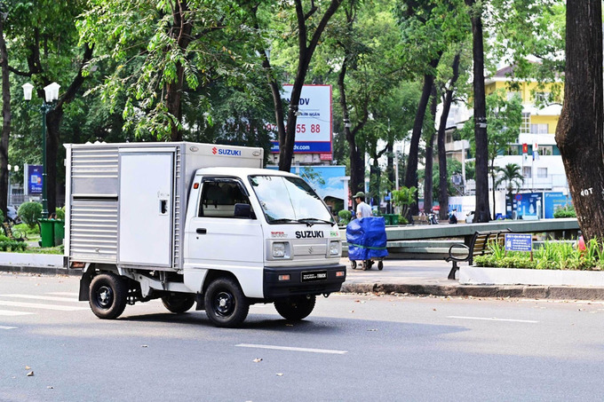 Cầm lái Suzuki Carry Truck, bác tài có thể vận chuyển linh hoạt, dễ dàng trong đô thị đông đúc hay ngõ hẹp nhờ bán kính vòng quay tối thiểu chỉ 4.1m.