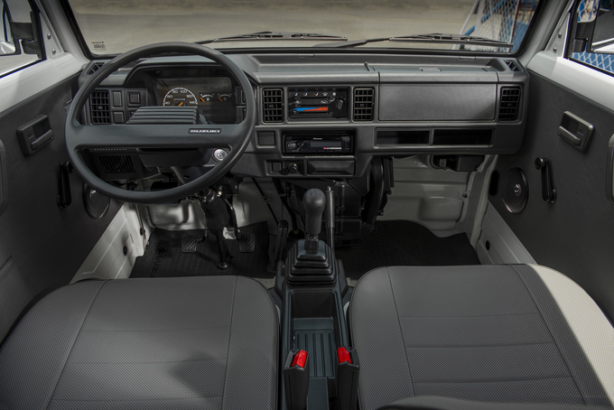 Bên trong khoang cabin Suzuki Blind Van có các hộc chứa đồ và hệ thống giải trí Radio chính hiệu Nhật.