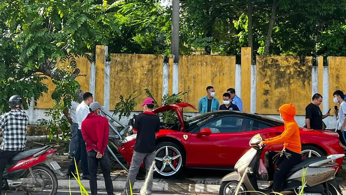 Ferrari 488 GTB bị đâm tại Hà Nội do mất kiểm soát.