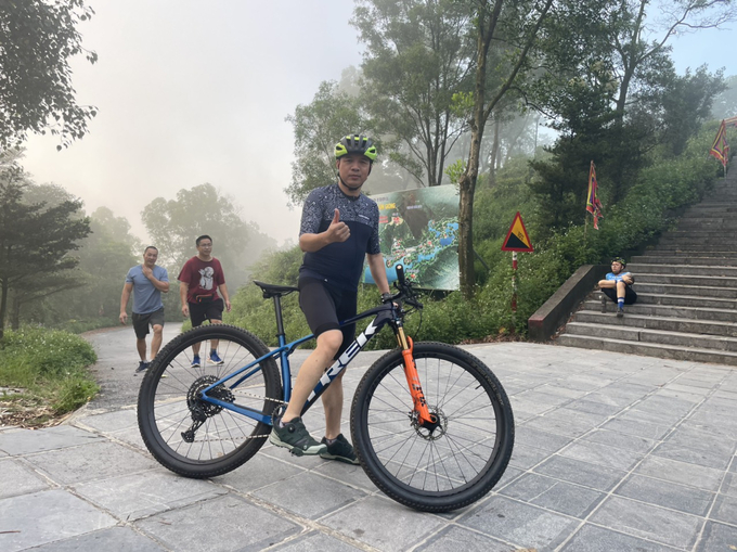 Anh Ngô Đình Toàn ( xã Mai Đình, Sóc Sơn) và chiếc xe đạp luyện tập của mình.
