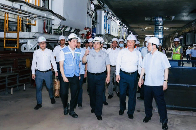 Ngày 7/8, Thủ tướng Chính phủ Phạm Minh Chính dẫn đầu đoàn công tác của Chính phủ đến kiểm tra thực địa và làm việc với Hà Nội, các bộ, ngành nhằm tháo gỡ khó khăn, vướng mắc của dự án đường sắt đô thị Nhổn - ga Hà Nội (Ảnh: MRB).