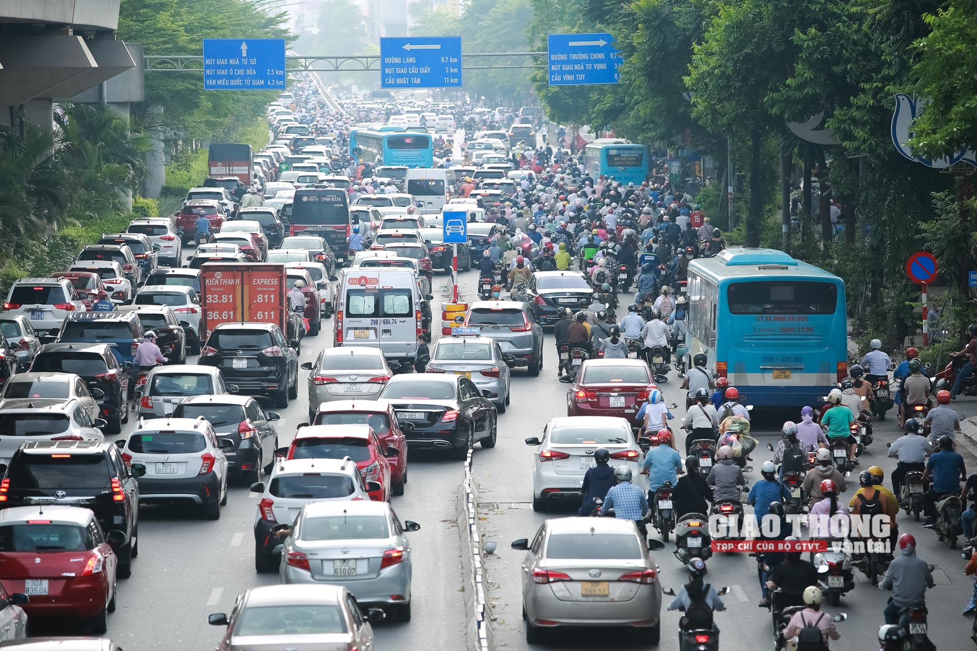 Vào giờ cao điểm sáng nay (8/8) tại đường Nguyễn Trãi hướng từ hầm chui Thanh Xuân đi nút giao Ngã tư Sở, tình trạng ùn ứ giao thông vẫn hiện hữu. 
