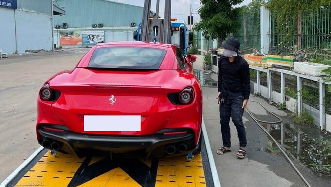 Hình ảnh được chia sẻ lên mạng xã hội cho thấy, chiếc siêu xe mui trần Ferrari Portofino M được vận chuyển đến một trung tâm đăng kiểm ở quận Bình Tân, Thành phố Hồ Chí Minh bằng xe chuyên dụng.