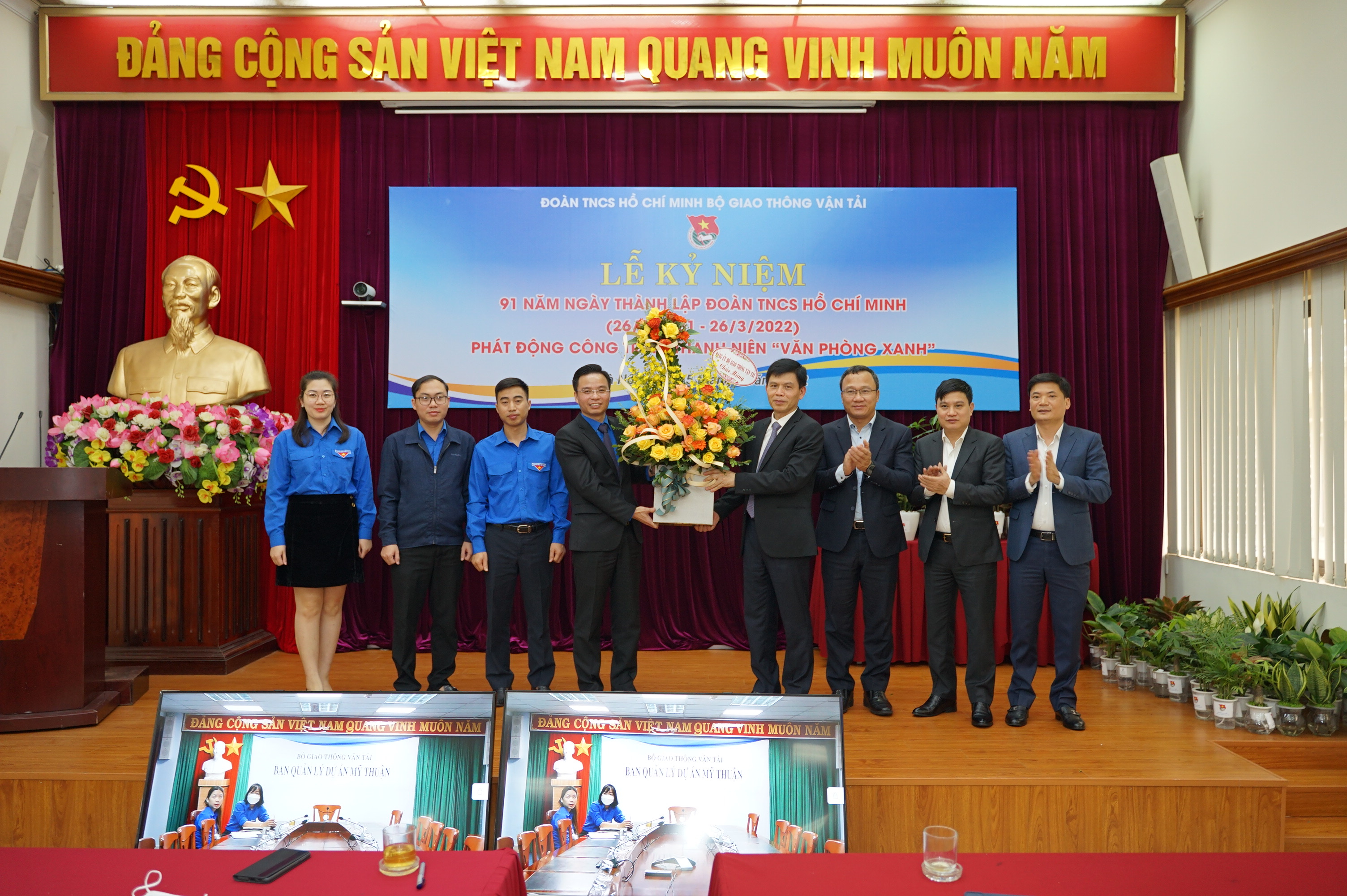 Lãnh đạo Đảng ủy Bộ GTVT tặng hoa Đoàn Thanh niên Bộ GTVT nhân kỷ niệm 91 năm ngày thành lập Đoàn TNCS Hồ Chí Minh