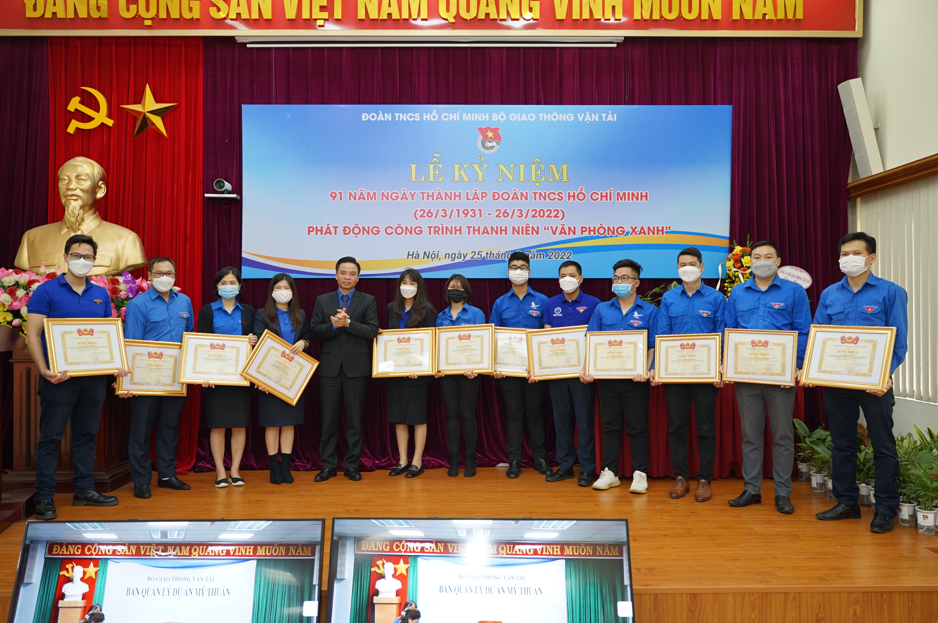 Bí thư Đoàn thanh niên Bộ GTVT Nguyễn Thành Tưởng trao Bằng khen của Đoàn Khối các cơ quan Trung ương và Trung ương Đoàn TNCS Hồ Chí Minh cho các cá nhân, tập thể ngành GTVT