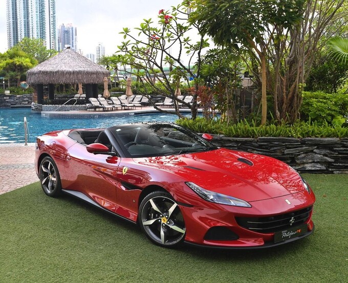 Siêu xe mui trần Ferrari Portofino M được mang về Việt Nam khá kín tiếng đã nhận được sự quan tâm của giới mê xe trong nước.