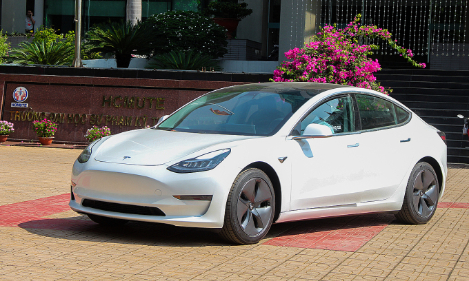 Một mẫu xe Tesla được nhập khẩu về Việt Nam.