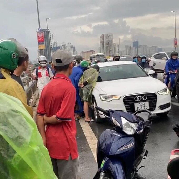 Chiếc ô tô Audi bỏ lai trên cầu Nhật Tân thuộc địa bàn quận Tây Hồ, Hà Nội.