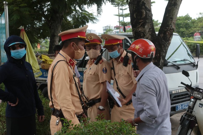CSGT tuyên truyền, giải thích cho người điều khiển xe máy vi phạm nồng độ cồn trên tuyến QL5-Nguyễn Văn Linh qua địa bàn quận Long Biên, Hà Nội.