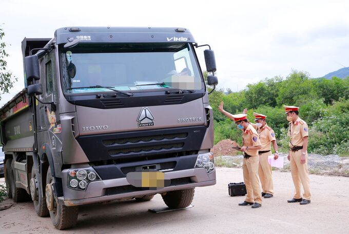 Lực lượng chức năng kiểm tra, xử lý xe quá tải, quá khổ ở huyện Đại Lộc. 
