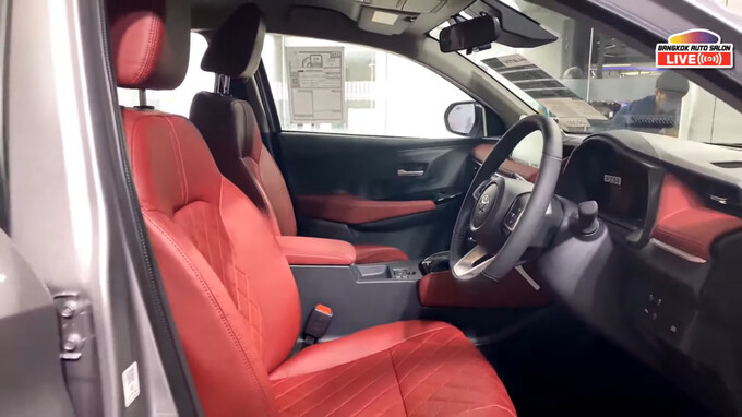 Thiết kế ghế ngồi của Toyota Vios 2023 được bọc da màu đỏ thể thao .