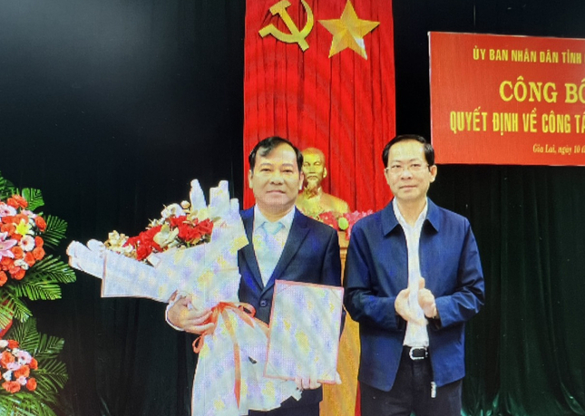Ông Đỗ Tiến Đông, Phó Chủ tịch thường trực UBND tỉnh Gia Lai trao quyết định bổ nhiệm ông Đoàn Hữu Dũng giữa chức vụ Giám đốc Sở GTVT tỉnh Gia Lai.