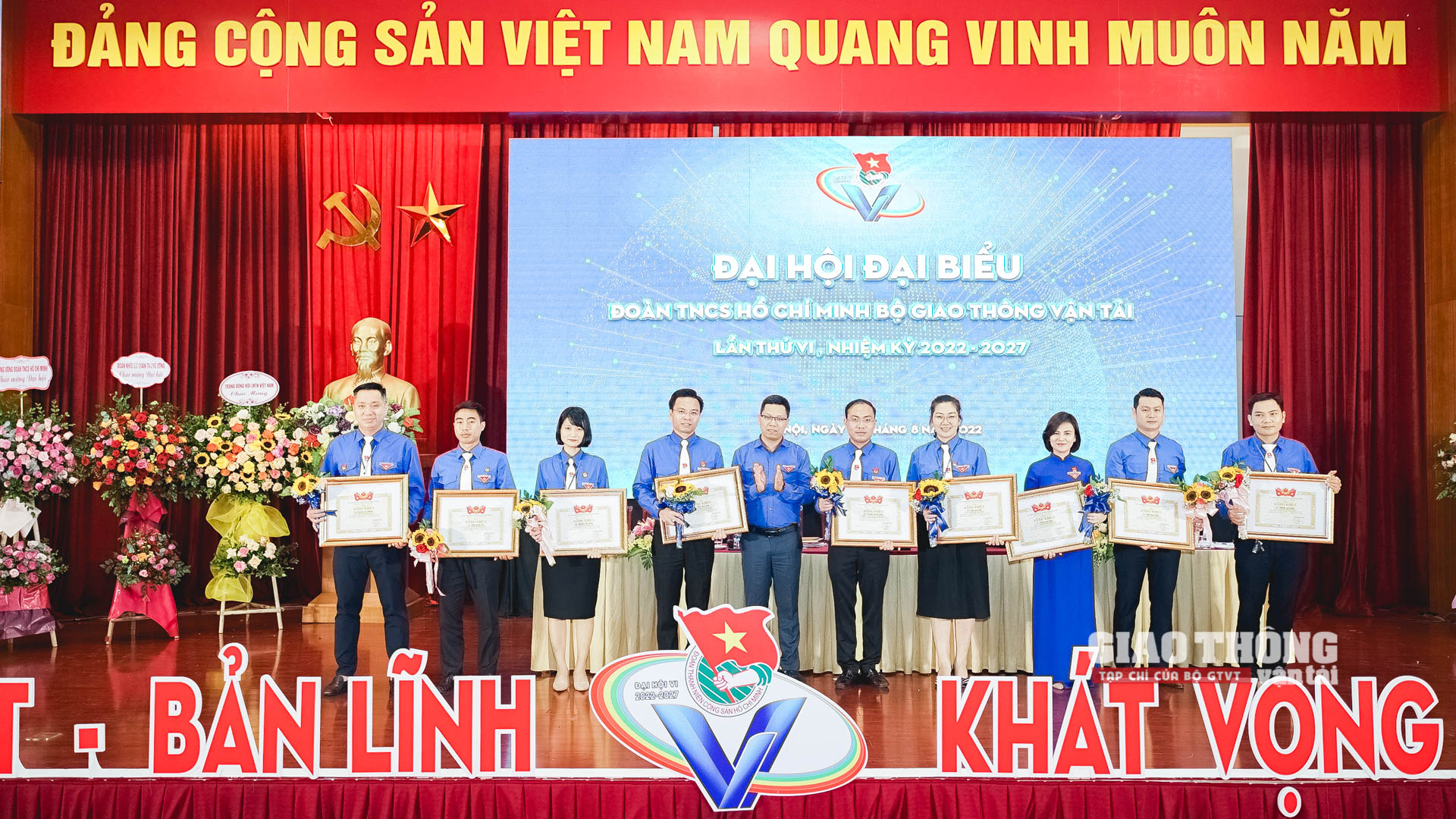 Đồng chí Nguyễn Ngọc Điệp trao bằng khen của Ban chấp hành Đoàn Khối các cơ quan Trung ương cho 9 cá nhân có thành tích xuất sắc trong triển khai Cuộc vận động thanh niên với văn hóa giao thông, giai đoạn 2017-2022 