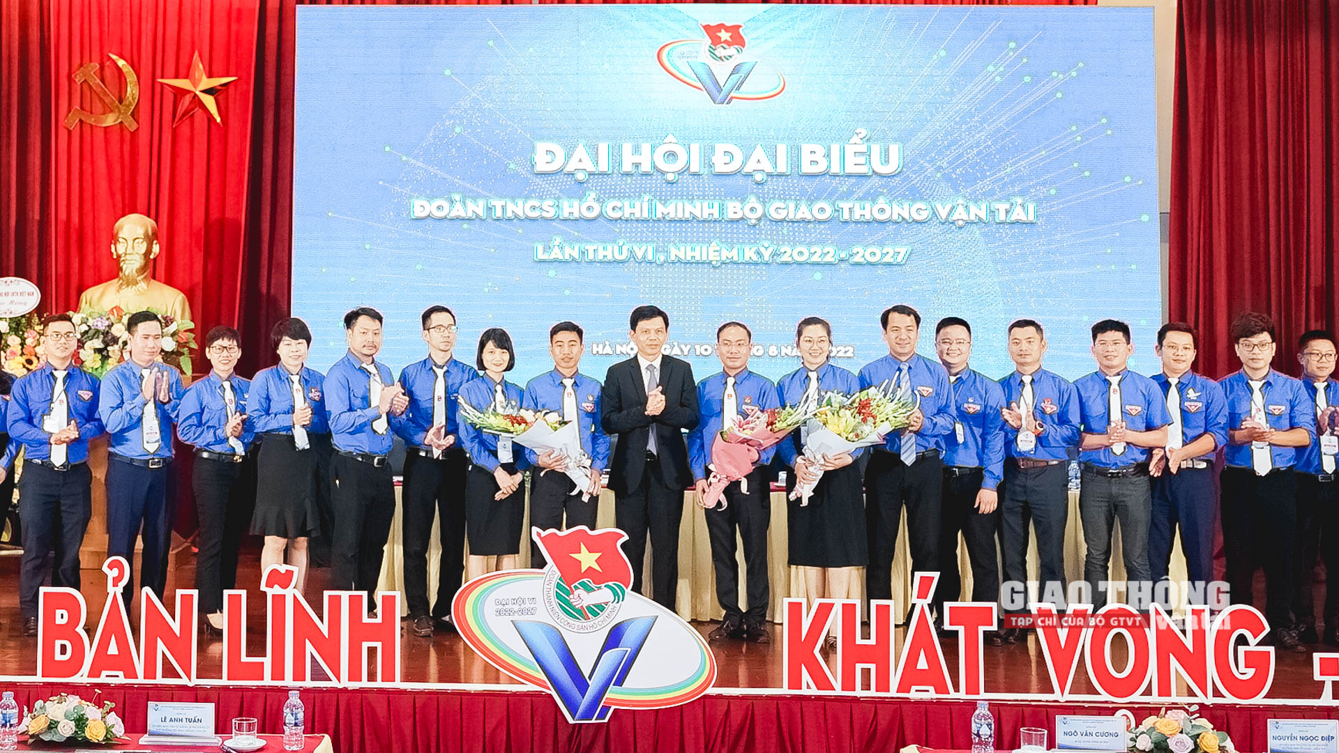 Đồng chí Lê Anh Tuấn tặng hoa chúc mừng Ban chấp hành Đoàn Thanh niên Bộ GTVT khóa VI