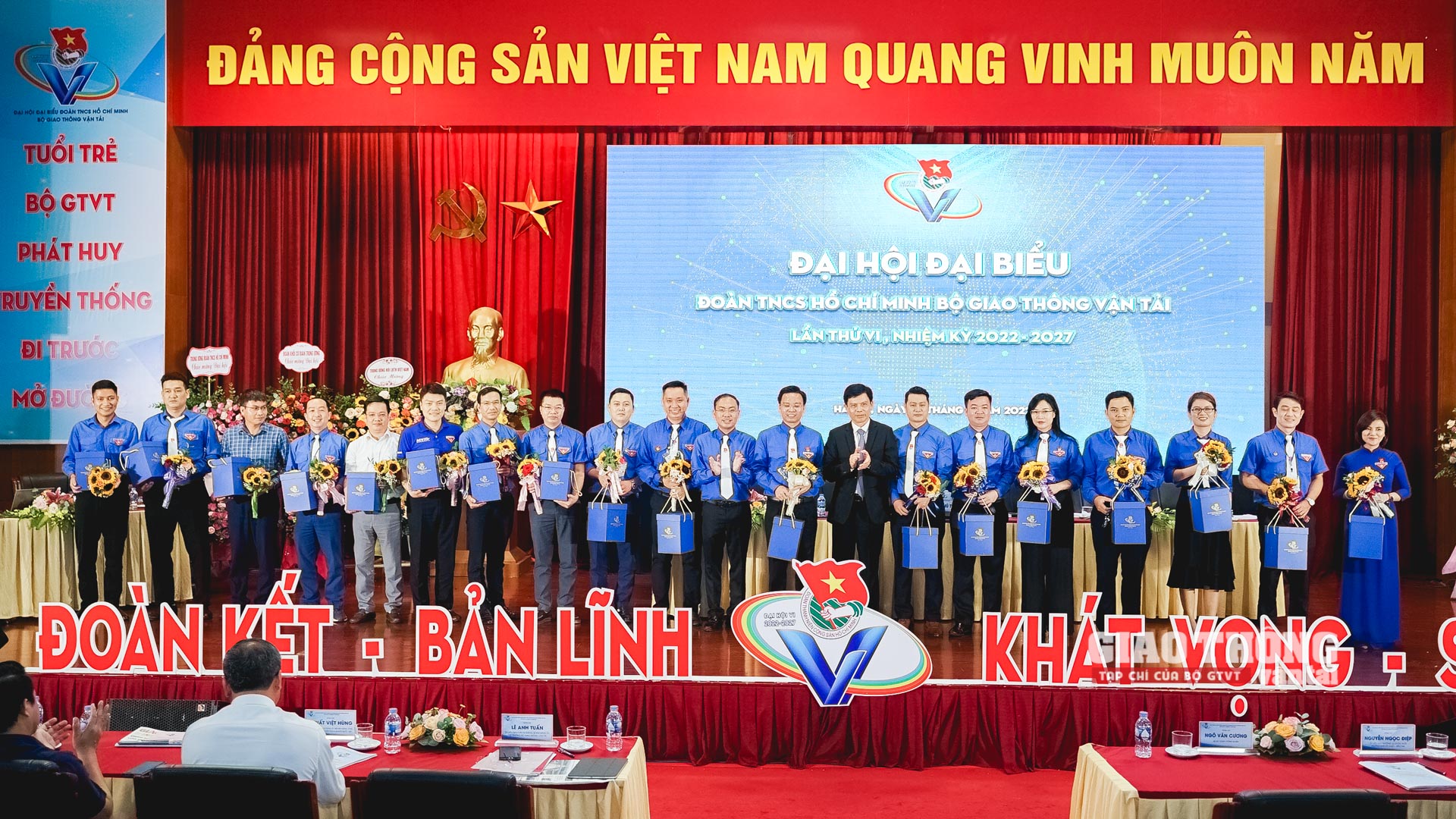 Đồng chí Lê Anh Tuấn tặng hoa chia tay Ban Chấp hành Đoàn Thanh niên Bộ GTVT khóa V