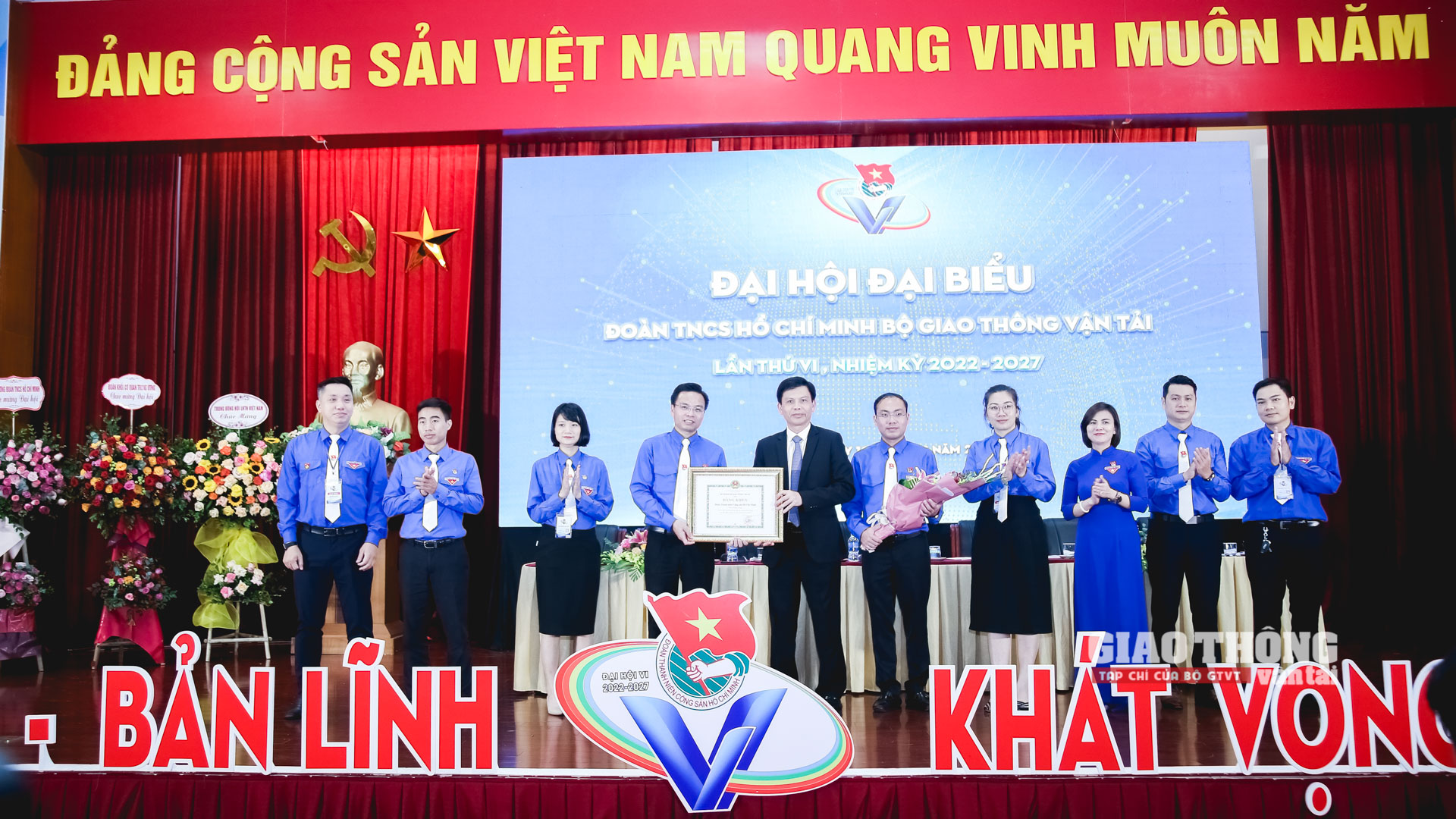 Đồng chí Lê Anh Tuấn, Bí thư Đảng ủy, Thứ trưởng Bộ GTVT trao bằng khen của Bộ trưởng Bộ GTVT cho Ban chấp hành Đoàn Thanh niên Bộ GTVT khóa V
