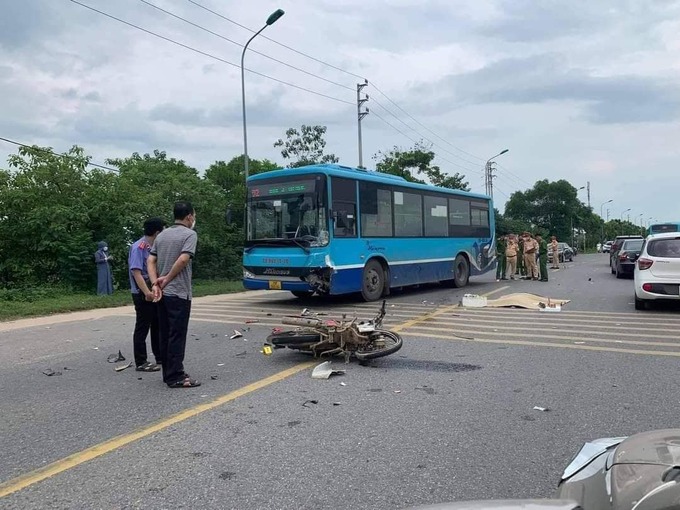 Hiện trường vụ TNGT giữa xe ô tô buýt với xe máy, khiến 2 thanh niên đi xe máy tử vong trên QL32 qua địa bàn huyện Phúc Thọ, Hà Nội.