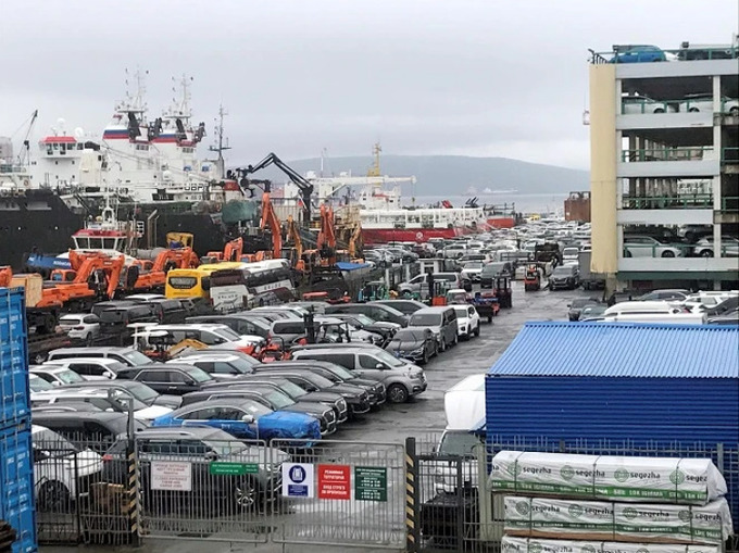 Ô tô cũ xếp hàng chật cứng ở cảng Vladivostok, Nga