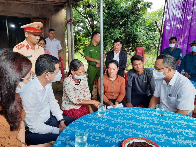 Ông Khuất Việt Hùng trực tiếp đến thăm hỏi và chuyển lời thăm hỏi của Phó Thủ tướng Phạm Bình Minh và Bộ trưởng Bộ GTVT Nguyễn Văn Thể đến các nạn nhân bị thương và gia đình các nạn nhân tử vong trong vụ TNGT nghiêm trọng này.