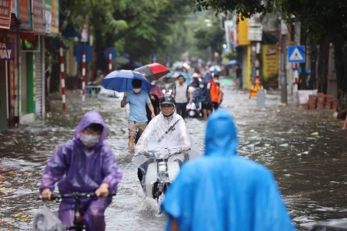 Do mưa lớn, nhiều tuyến đường nội đô ngập sâu, giao thông đi lại khó khăn