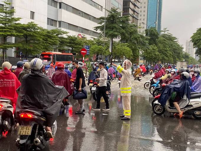 CSGT Hà Nội căng mình phân luồng dưới mưa đảm bảo ATGT
