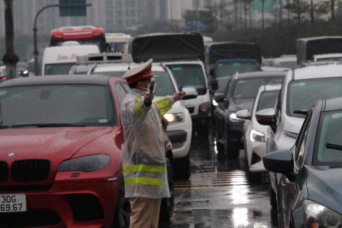 CSGT Hà Nội phân luồng dưới mưa, hướng dẫn người điều khiển ô tô lưu thông đảm bảo an toàn