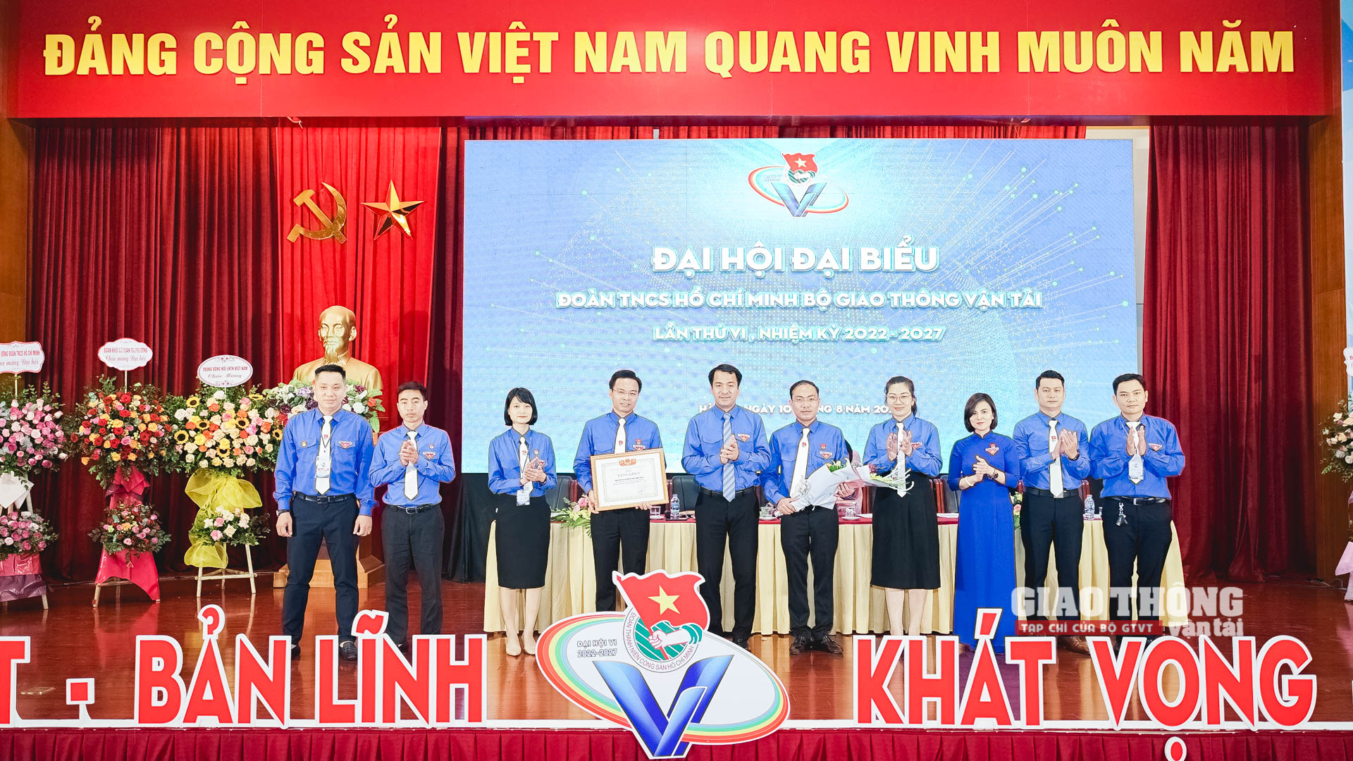 Bí thư Trung ương Đoàn Ngô Văn Cương trao bằng khen của Ủy ban Trung ương Hội Liên hiệp Thanh niên Việt Nam cho tập thể Đoàn Thanh niên Bộ GTVT đã có thành tích xuất sắc tham gia cuộc vận động Thanh niên với văn hóa giao thông, giai đoạn 2017 - 2022