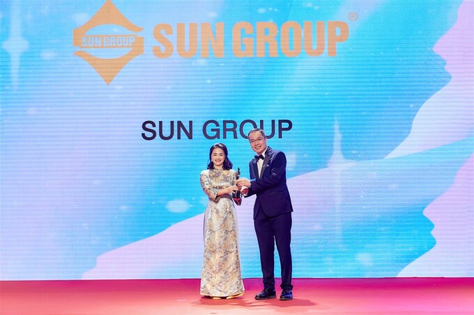  Bà Vũ Thị Xuân Thu - Trưởng Ban Nhân sự Tập đoàn Sun Group nhận giải thưởng 