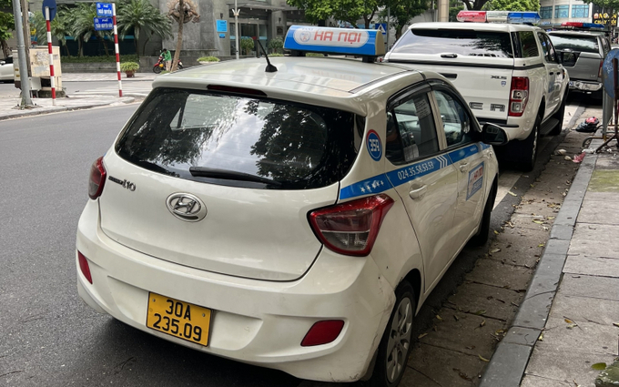 Cảnh sát triệu tập xử lý lái xe taxi Hà Nội “chặt chém” khách du lịch