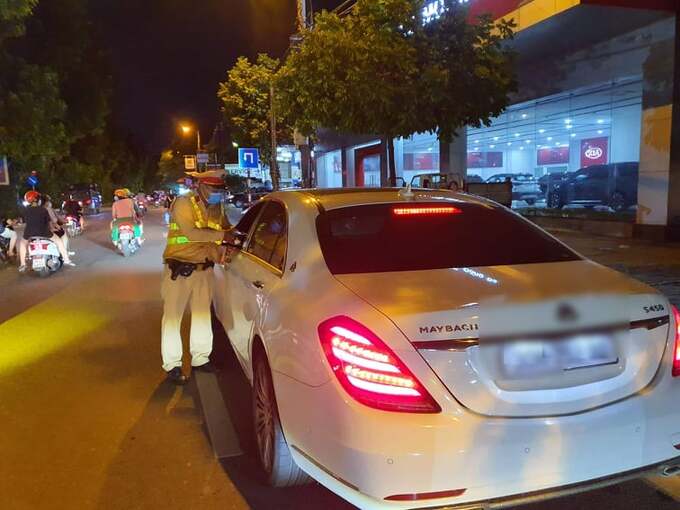 Tổ công tác dừng kiểm tra chuyên đề nồng độ cồn tài xế xe sang trên đường Láng, quận Đống Đa, Hà Nội. 