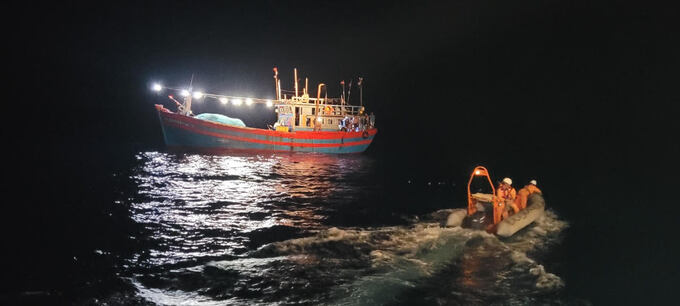 Lực lượng thuộc Trung tâm Phối hợp tìm kiếm, cứu nạn hàng hải Việt Nam tiếp cận tàu cá có thuyền viên gặp nạn