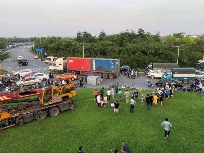 Hiện trường của vụ TNGT liên hoàn, khiến 2 thanh niên đi xe máy thương vong tại Hà Nội