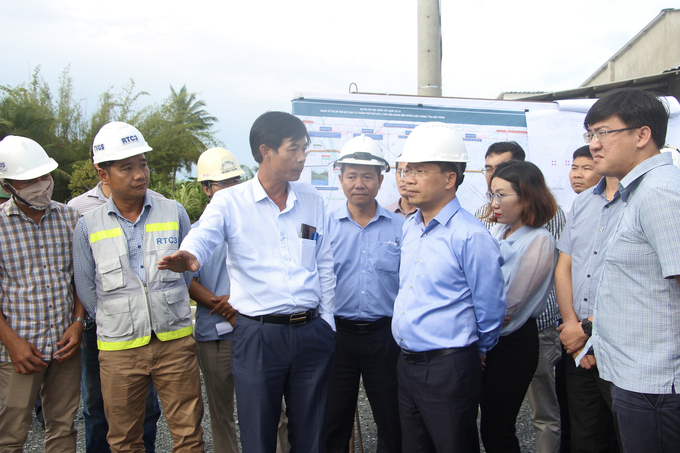 Thứ trưởng Nguyễn Duy Lâm nghe báo cáo từ Cục QLXD về dự án 